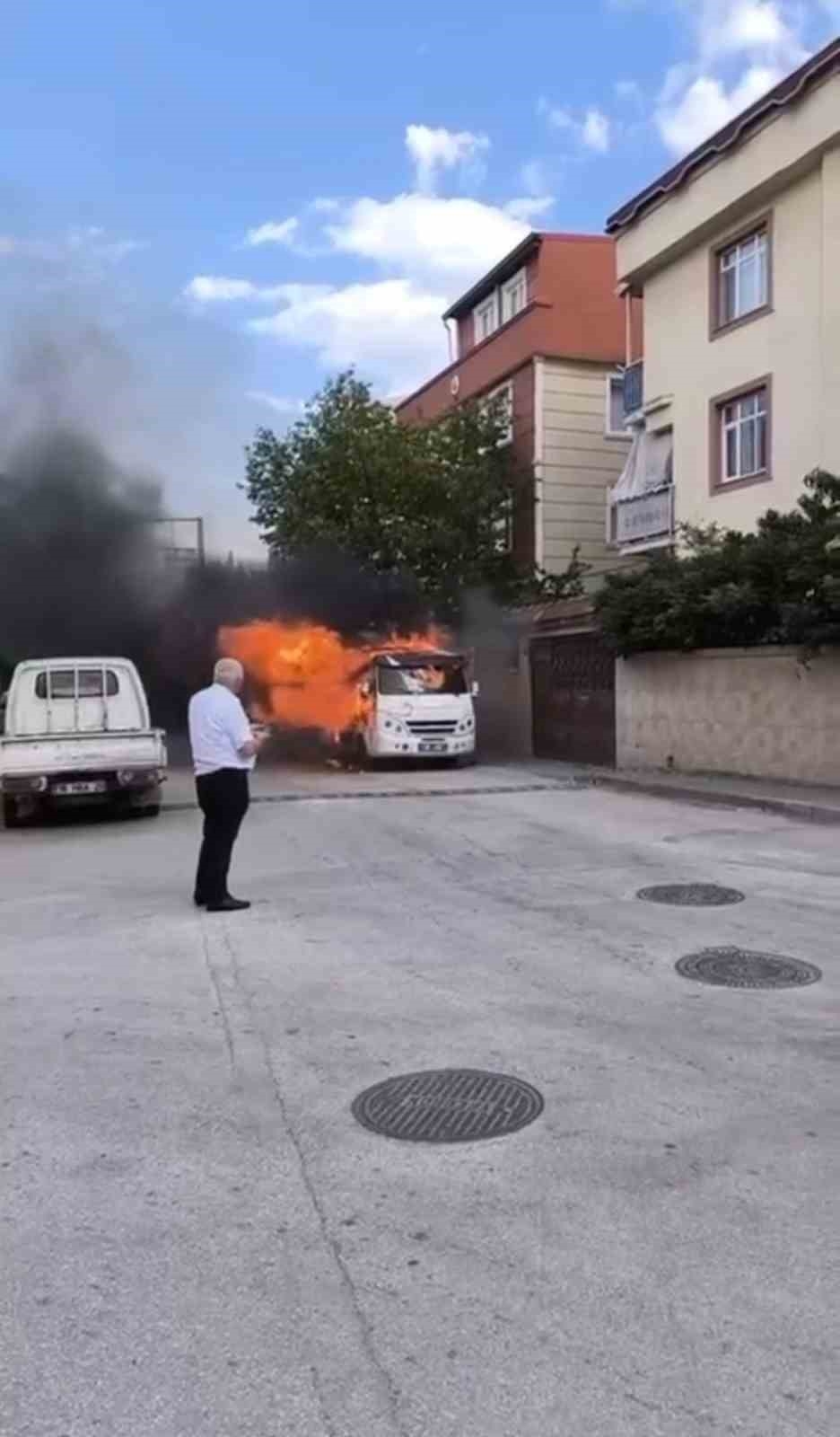 Park halindeki minibüs alev alev yandı
