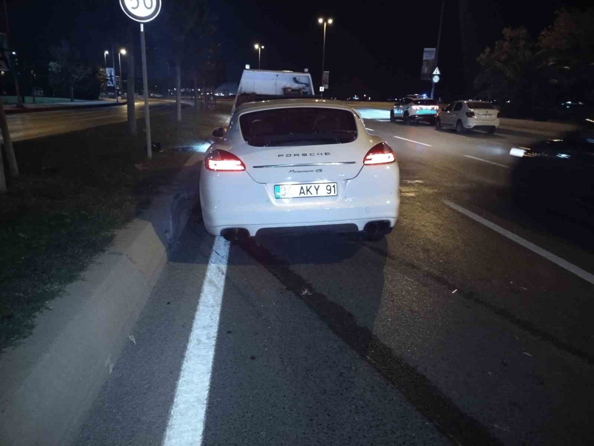 Pendik’te otomobilin çarptığı motosiklet, kontrolden çıkarak park halindeki araca çarptı: 1 yaralı
