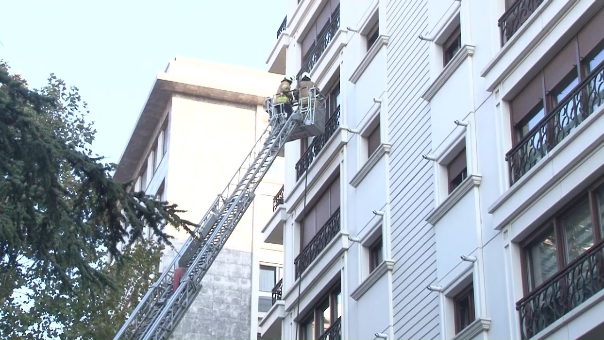 Kadıköy’de dairede çıkan yangında 1 kişi hayatını kaybetti
