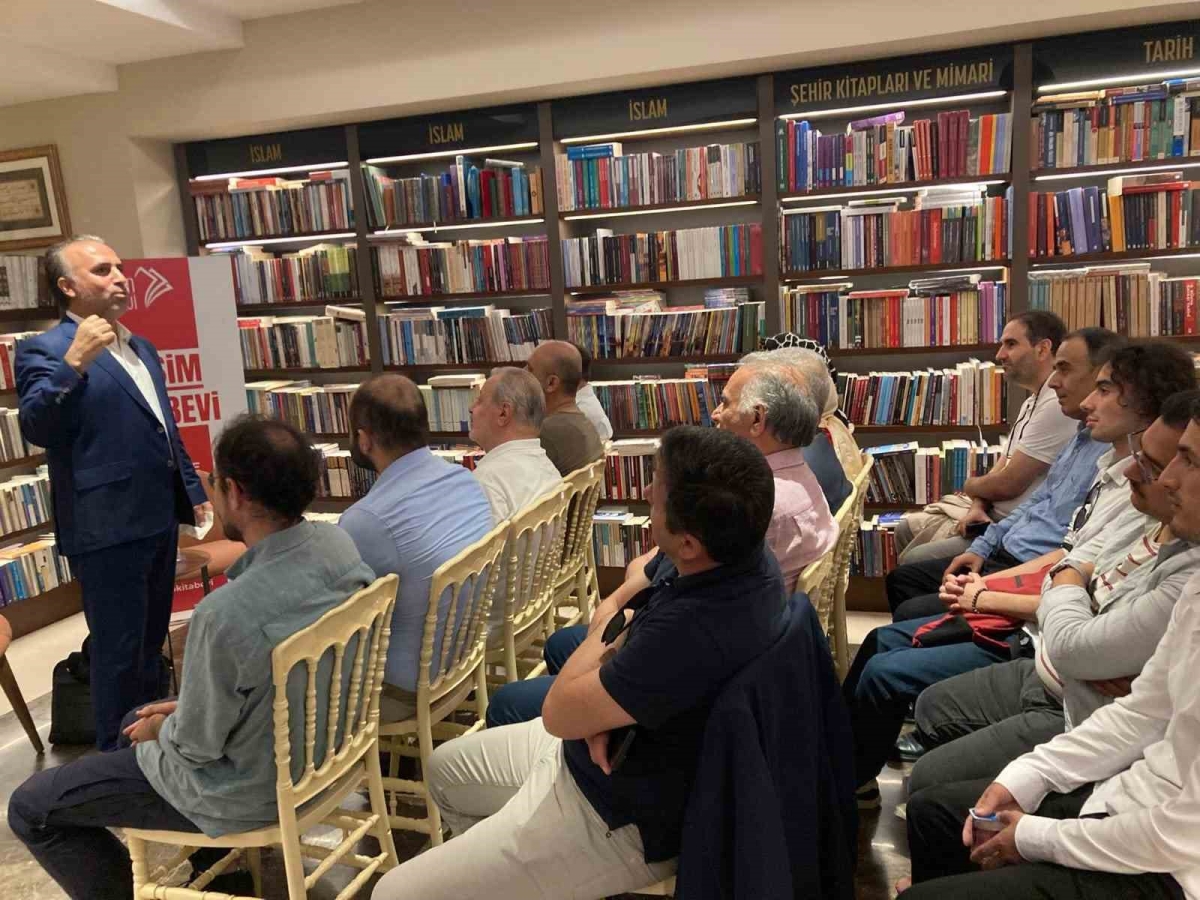 Taksim’de yazar Mehmet Doğan’ın ’Kültür mücadelesi’ konuşuldu
