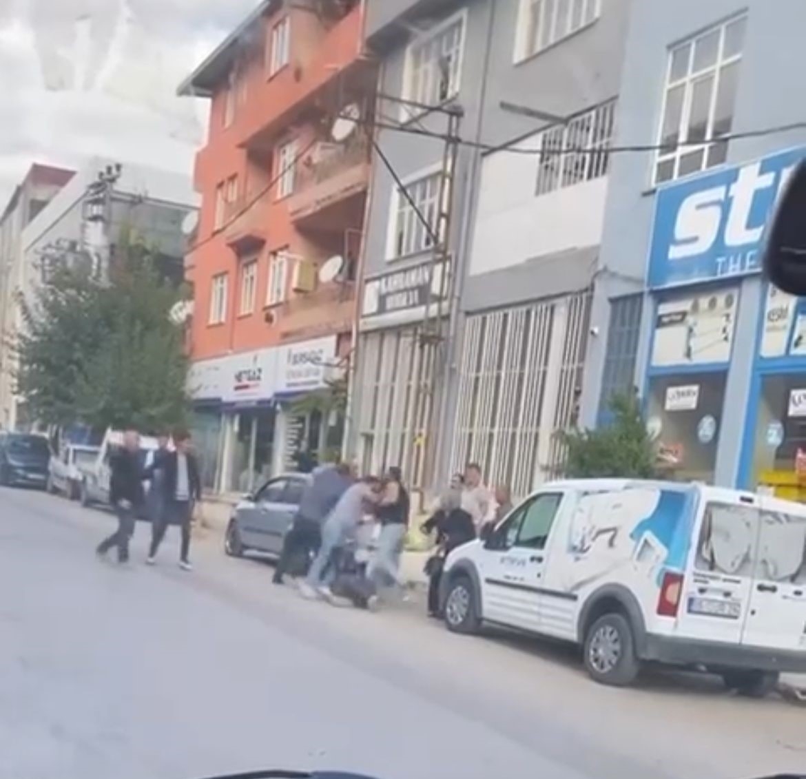 Tekme ve yumruklar havada uçuştu, cadde ringe döndü
