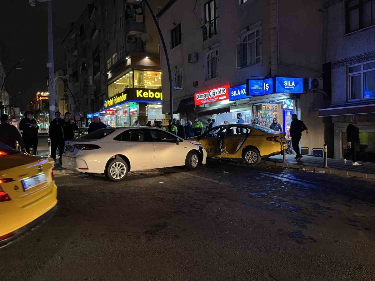 Küçükçekmece’de otomobilin taksiye çarptığı anlar kamerada: 3 yaralı
