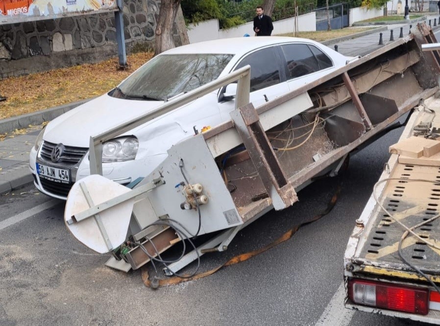 Kamyonetteki bıçkı makinesi otomobilin üzerine düştü
