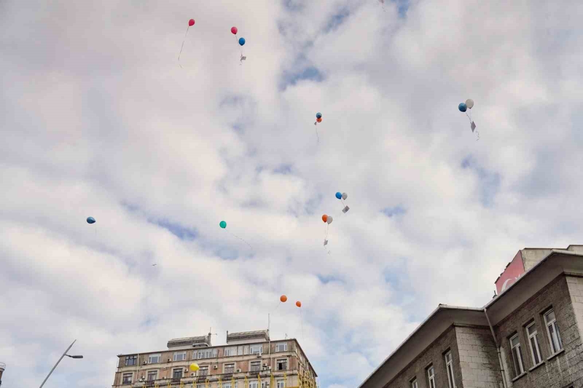 Beyoğlu’nda çocuk haklarının yazılı olduğu balonlar gökyüzüne bırakıldı
