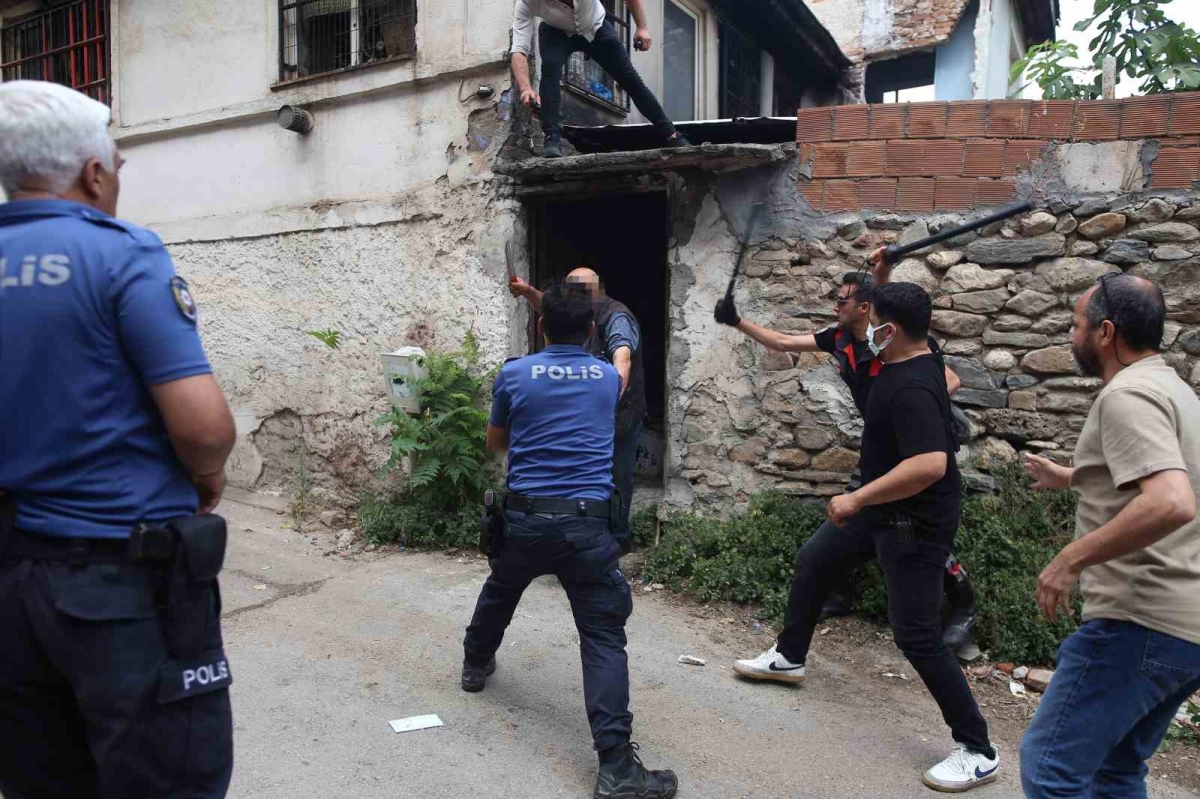 Bursa’da çöp evini temizletmeyip polisi bıçaklayan şahsa psikolojik tedavi