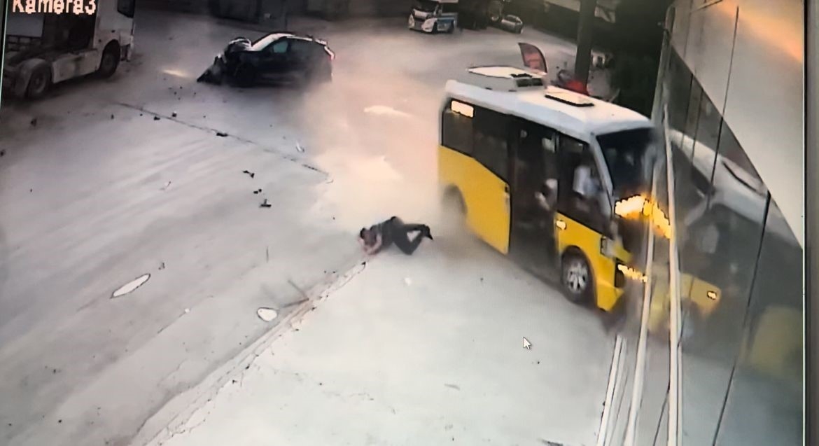 Hızla gelen otomobil yolcu minibüsüne çarptı: 10 yaralı