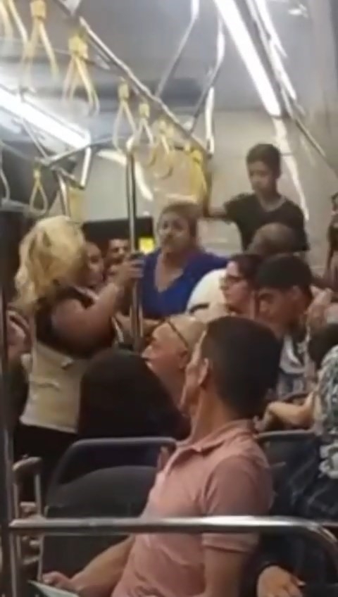 Kadınlar otobüste saç saça baş başa kavga etti