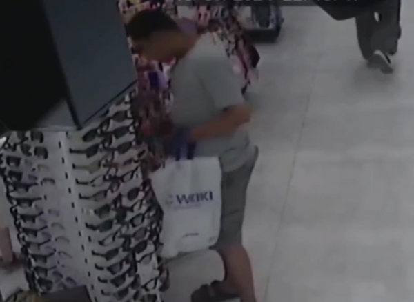 Gaziosmanpaşa’da müşteri kılığındaki hırsız çok sayıda gözlük ve çanta çaldı: O anlar kamerada