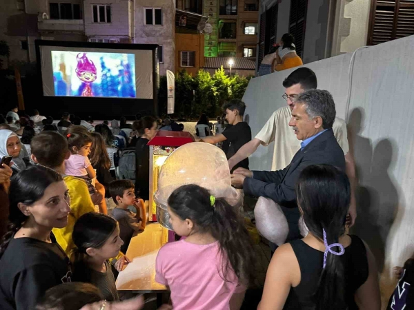 Gemlikli Çocuklara açık hava sineması
